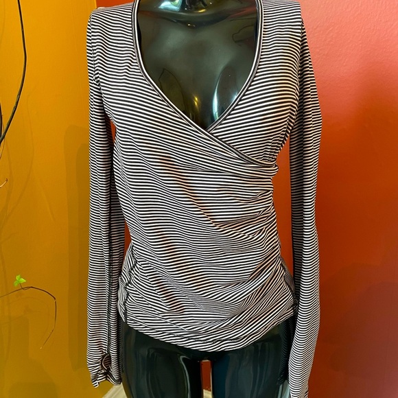 Lululemon long sleeve ( 4 ) - Picture 1 of 3
